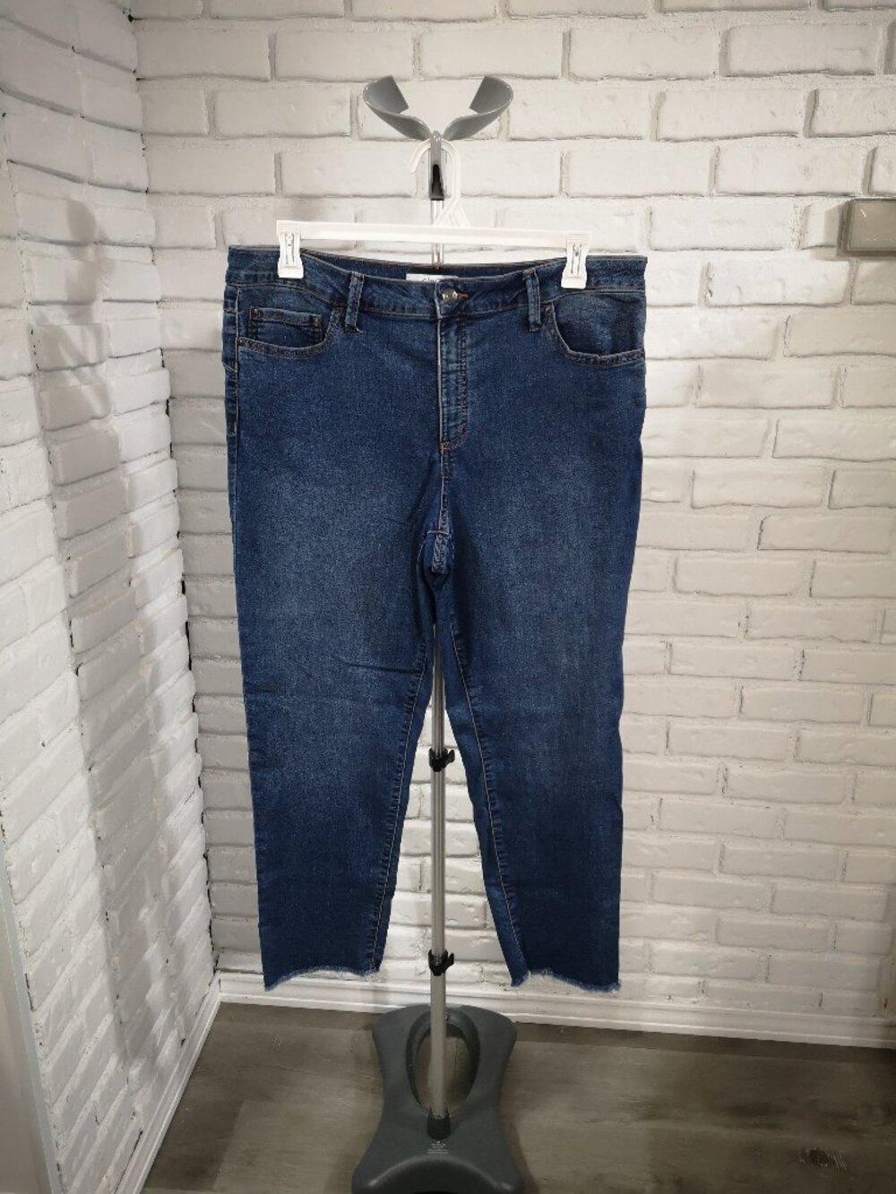 Cleo Ladies Size 16 Medium Wash Rough Hem Tapered Leg at Bottom Blue Jeans
